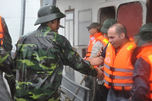 Quảng Ninh: Diễn tập cứu hộ, cứu nạn trên biển trong mưa lớn 7