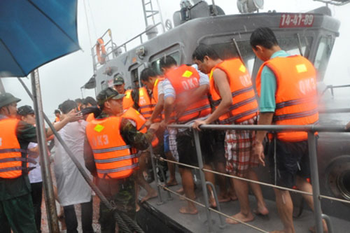 Quảng Ninh: Diễn tập cứu hộ, cứu nạn trên biển trong mưa lớn 8