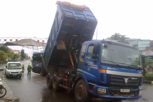 Gia Lai: Xe tải tông sập cầu vượt