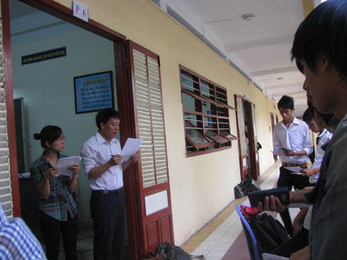 Đà Nẵng: Giám thị kiểm tra kỹ lưỡng thiết bị điện tử vào phòng thi 1