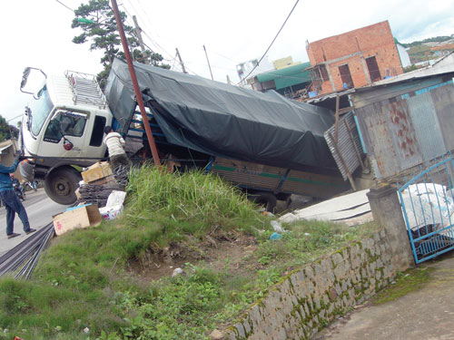 Xe tải tuột thắng tông sập nhà dân