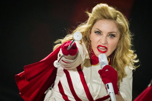 "Cô gái vật chất" Madonna trong một show diễn ở Berlin, Đức ngày 28.6 - Ảnh: Reuters
