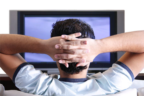 Giới trẻ đau lưng vì ngồi quá lâu trước màn hình TV và vi tính