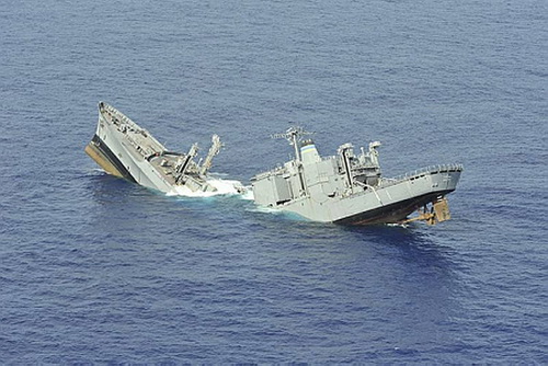 Tàu ngầm Úc bắn chìm tàu chiến Mỹ