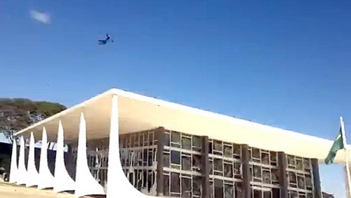 Máy bay siêu thanh làm vỡ cửa kính tòa án Brazil