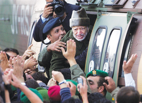 Ông Arafat được chuyển cấp tốc từ Ramallah đến Pháp điều trị vào năm 2004 - Ảnh: AFP