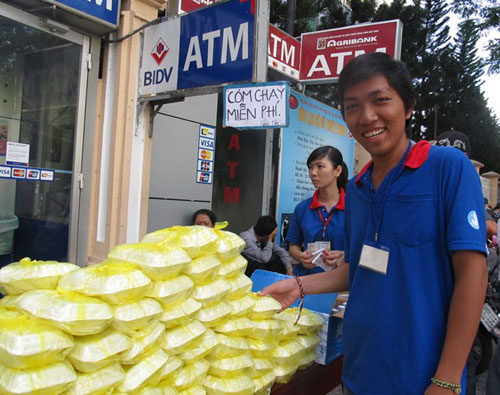 Nguyễn Ngọc Thành bên những phần cơm của gia đình mình