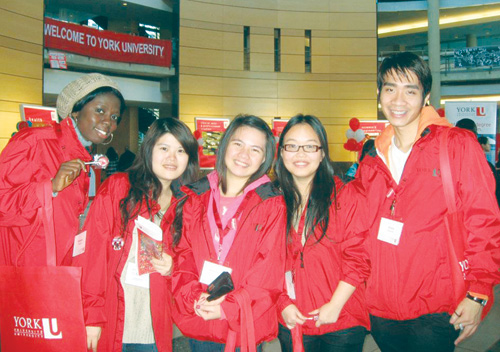 Nhóm sinh viên Việt Nam của York University (Canada) tham gia buổi Open house giới thiệu về trường mình với học sinh đến tìm hiểu để chọn trường ĐH - Ảnh: H.O