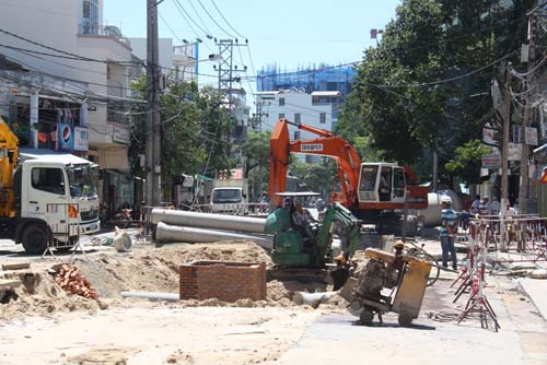 Đường Nguyễn Thị Minh Khai bị đào gần hết mặt đường