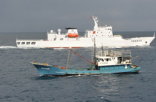 Tàu ngư chính 310 bảo vệ tàu cá Trung Quốc gần Đá Chữ Thập - Ảnh: Chinanews24.ne