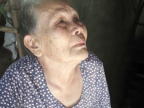 Suốt 24 năm qua, chiều nào má Lê Thị Niệm, mẹ liệt sĩ Phan Tấn Dư ở Phú Yên, cũng ngồi ngay bậu cửa chờ một dòng tin về số phận đứa con mình... - Ảnh: Trần Đăng