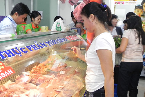 Các doanh nghiệp liên kết với nhau cùng kéo giá xuống để “dụ” người tiêu dùng mua sắm nhiều hơn - Ảnh: Hoàng Việt