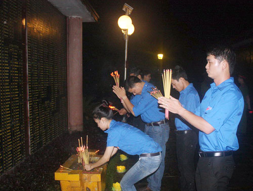 Tuổi trẻ Vĩnh Phúc thắp hương tri ân tại Tượng đài liệt sĩ tỉnh Vĩnh Phúc - Ảnh: Đỗ Toàn