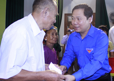 Anh Nguyễn Phi Long, Phó chủ tịch thường trực Hội LHTN VN, tặng quà cho các gia đình liệt sĩ hy sinh tại Gạc Ma - Ảnh: Lê Quân