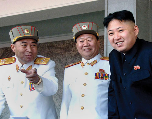 Từ trái sang, ông Ri Yong-ho, ông Choe Ryong-hae và lãnh đạo Kim Jong-un - Ảnh: AFP