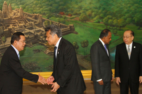 TTK Pitsuwan (thứ hai từ trái qua) bắt tay với Thủ tướng Campuchia Hun Sen - Ảnh: Reuters