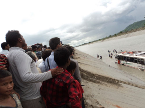 Xe lao xuống kênh ở Nepal, 39 người hành hương chết
