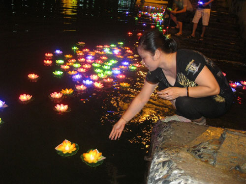 Thả 10.000 đèn hoa đăng tri ân liệt sỹ biển, đảo