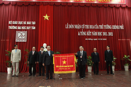Duy Tân - Đại học Tư thục Duy nhất được Chính phủ tặng Cờ Thi đua năm 2012 2