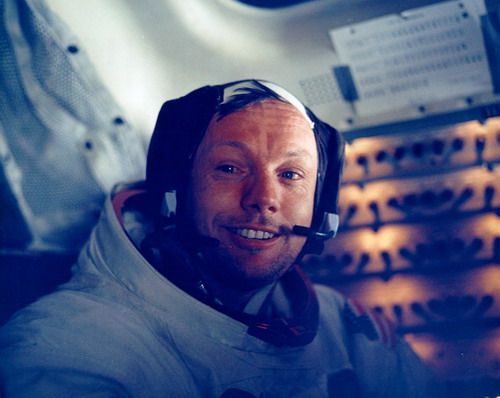 Neil Amrstrong trong phi thuyền Apollo 11 - Ảnh: Reuters