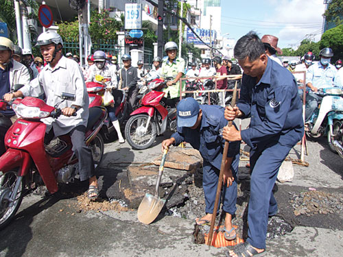 Đường sụp gây ùn tắc giao thông