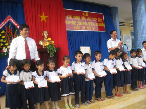 TƯ Đoàn tặng học bổng cho học sinh nghèo Bến Tre