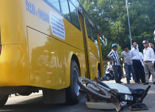 Xe buýt “nhầm” đường còn gây tai nạn