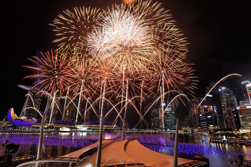 Tại Singapore, hàng vạn người đã đổ về Vịnh Marina giữa trời mưa phùn để đón mừng thời khắc chuyển giao năm cũ và năm mới. Mặt nước Vịnh Marina lung linh với 12.000 quả bóng mang điều ước của hàng trăm ngàn người dân Singapore và du khách quốc tế