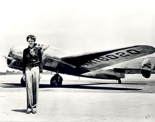 Amelia Earhart bên cạnh chiếc Lockheed Model 10 Electra
