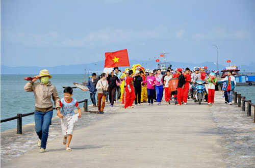 Người dân huyện đảo Cô Tô trong ngày hội khởi công DA kéo điện lưới ra đảo