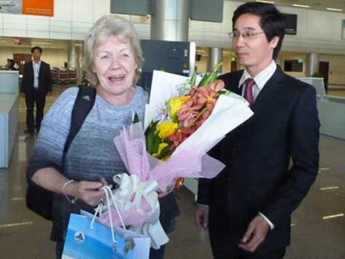 Ông Trần Chí Cường tặng hoa và quà cho du khách đầu tiên đến Đà Nẵng bằng đường hàng không