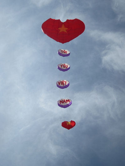 Diều hình trái tim với dòng chữ “Tôi yêu Việt Nam”