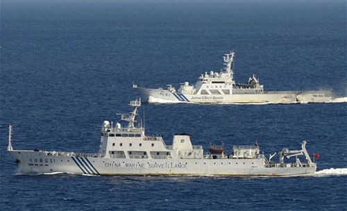Tàu hải giám Trung Quốc (trước) và tàu tuần duyên Nhật so kè gần Senkaku/Điếu Ngư 