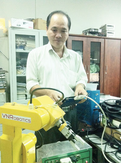 Kỹ sư Lê Anh Kiệt với sản phẩm robot 5 bậc tự do