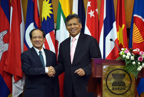 Ông Lê Lương Minh (trái) bắt tay người tiền nhiệm Surin Pitsuwan - Ảnh: AFP