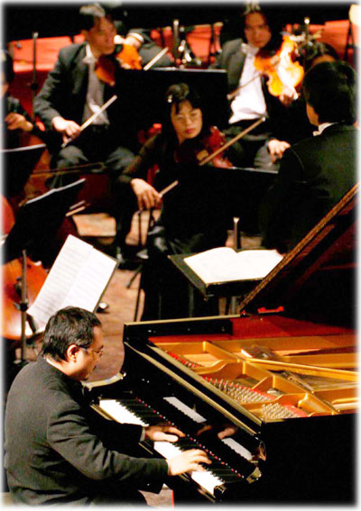 NSND Đặng Thái Sơn trong chương trình hòa nhạc Cho muôn đời xanh (2007) gây quỹ từ thiện cho các nạn nhân chất độc màu da cam 