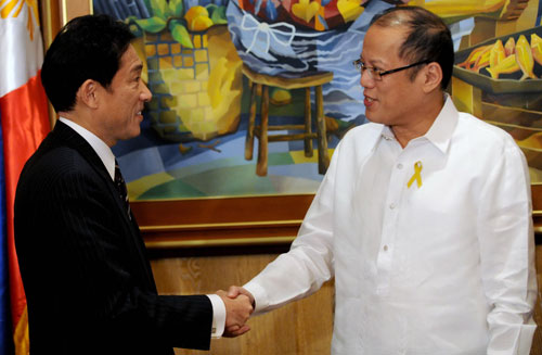 Tổng thống Philippines Benigno Aquino (phải) tiếp Ngoại trưởng Kishida tại Manila 
