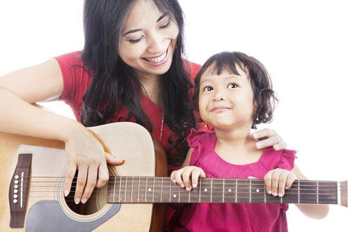 Cho bé tiếm xúc với âm nhạc từ nhỏ giúp trẻ phát triển khả năng ngôn ngữ