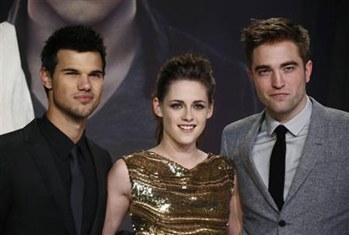 Bộ ba diễn viên Taylor Lautner, Kristen Stewart và Robert Pattinson (từ trái qua) 