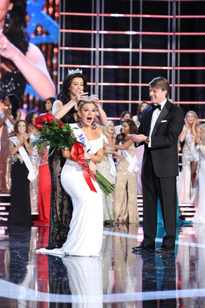 Hoa hậu Mỹ 2012 Laura Kaeppeler trao lại vương miện cho Mallory Hagan 