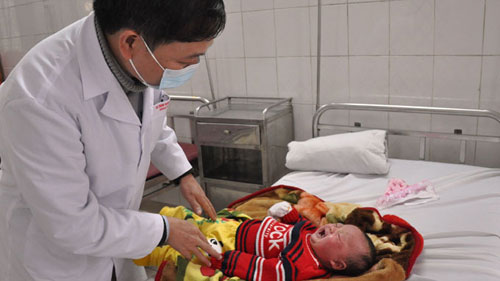 Bác sĩ Trịnh Xuân Vinh - trưởng khoa điều trị bệnh da phụ nữ và trẻ em (Bệnh viện Da liễu T.Ư) - khám một ca vừa nhập viện 