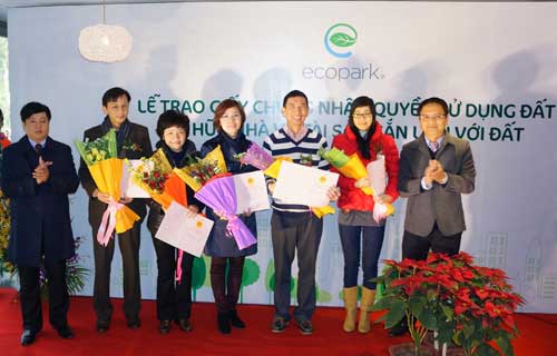 Đại diện Ecopark và chính quyền trao sổ đỏ cho các khách hàng 