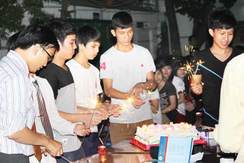 Tại buổi sinh nhật “lạ” ở Trường THPT tư thục Nhân Việt 
