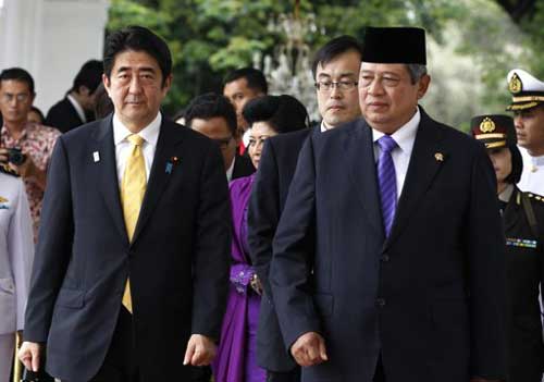 Thủ tướng Nhật Shinzo Abe (trái) tại Indonesia
