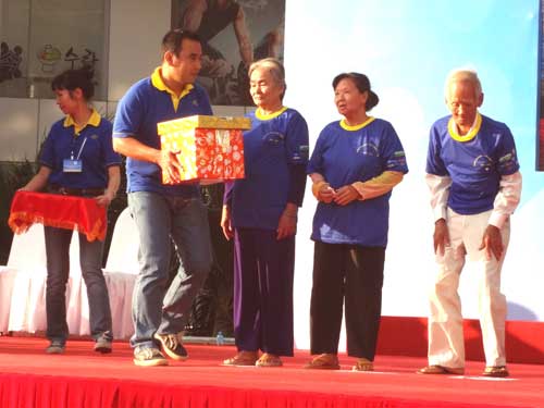 Ban tổ chức chương trình trao tặng tiền và quà cho một số người dân nghèo