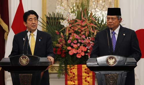 Thủ tướng Nhật Shinzo Abe (trái) và Tổng thống Indonesia Susilo Bambang Yudhoyono tại cuộc họp báo ở Jakarta ngày 18.1