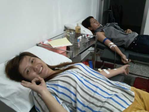 Các bạn tình nguyện viên của nhóm Hiến tiểu cầu đang cho máu và tiểu cầu