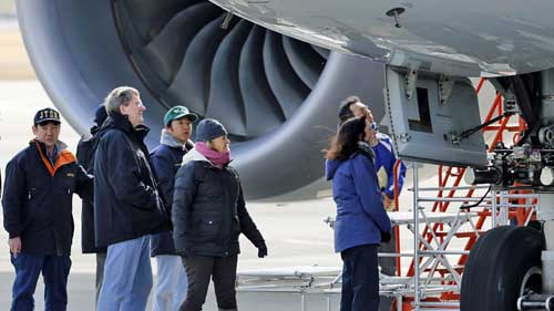 Các nhà điều tra của Nhật, Mỹ và hãng Boeing kiểm tra máy bay gặp sự cố của ANA