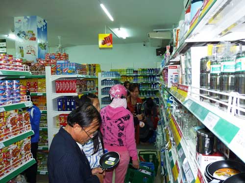 Người dân mua sắm tại siêu thị sáng 19.1