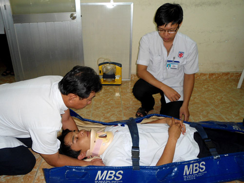 Nhân viên Khoa Cấp cứu ngoại viện, Bệnh viện Cấp cứu Trưng Vương mô tả các tư thế nằm ngửa, có cố định cổ cho người bị chấn thương cột sống